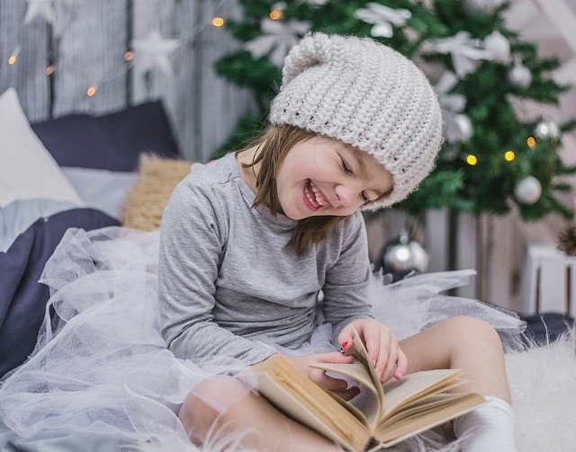 Święta Bożego Narodzenia i magiczny czas prezentów tuż-tuż. A co kupić dziecku w prezencie gwiazdkowym? Książka to idealne rozwiązanie. Zobaczcie TOP 15 przepięknych świąteczny opowieści. >>>ZOBACZ WIĘCEJ NA KOLEJNYCH SLAJDACH