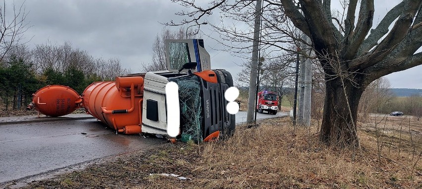 Wypadek szambiarki na trasie Lublewo - Bielkówko.