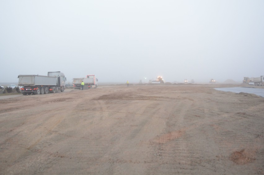 Lotnisko w Radomiu. Trwają prace przy przebudowie pasa startowego ZOBACZ ZDJĘCIA