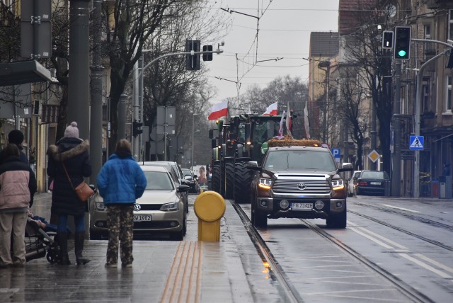 Pod Lubuski Urząd Wojewódzki zajechało piętnastu z około setki protestujących w piątek rolników.
