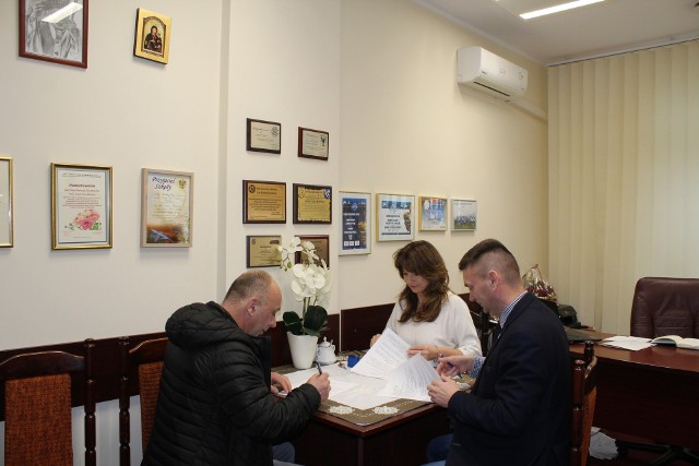 W Urzędzie Gminy Stara Błotnica została podpisana umowa na przebudowę dwóch dróg gminny.