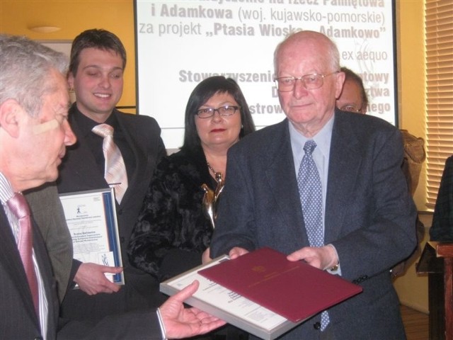 Rafał Swaczyna (drugi z lewej) odebrał właśnie nagrodę. Wręczył ją prof. Jerzy Regulski (z prawej)