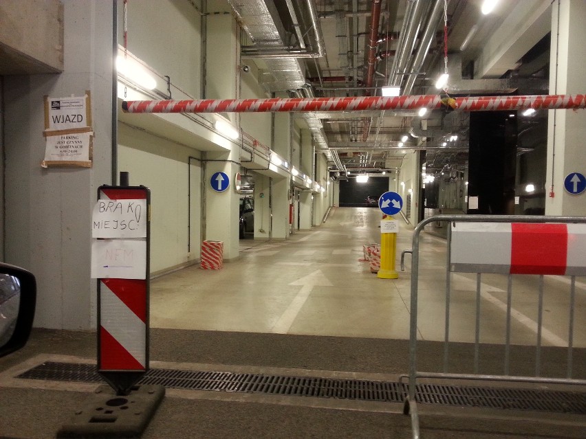 Wrocław: Znów wywiesili kartkę "brak miejsc" na parkingu NFM, a miejsca... są