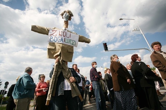 Tym razem na proteście pojawili się mieszkańcy, którzy na twarz założyli maseczki, sprzeciwiając się w ten sposób smrodowi i spalinom, które według nich będą większe, gdy pojawi się droga ekspresowa. Zabrali na protest także kukłę burmistrza, którą na koniec spalili.