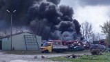 Groźny pożar w składzie metali w Klimontowie