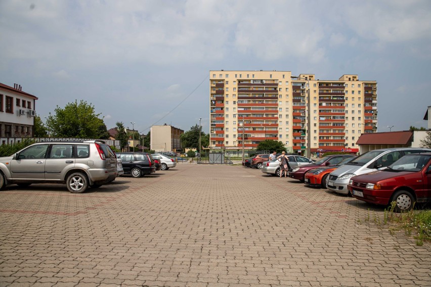 Parking ma ponad 1 tys. metrów kwadratowych. Ziemia należy...