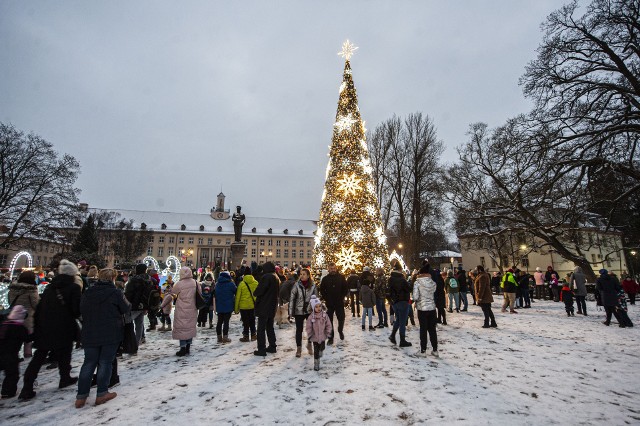 Święta Bożego Narodzenia coraz bliżej. W sobotę plac Zwycięstwa w Koszalinie rozświetliły świąteczne iluminacje.