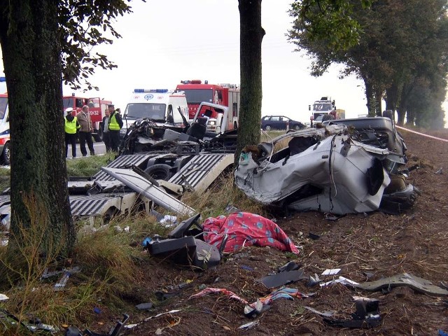 Katastrofa w Jeżewie. Drastyczne zdjęcia z wypadkuDrastyczne zdjęcia z wypadku w Jeżewie wrzucił do sieci strażak z Kutna.