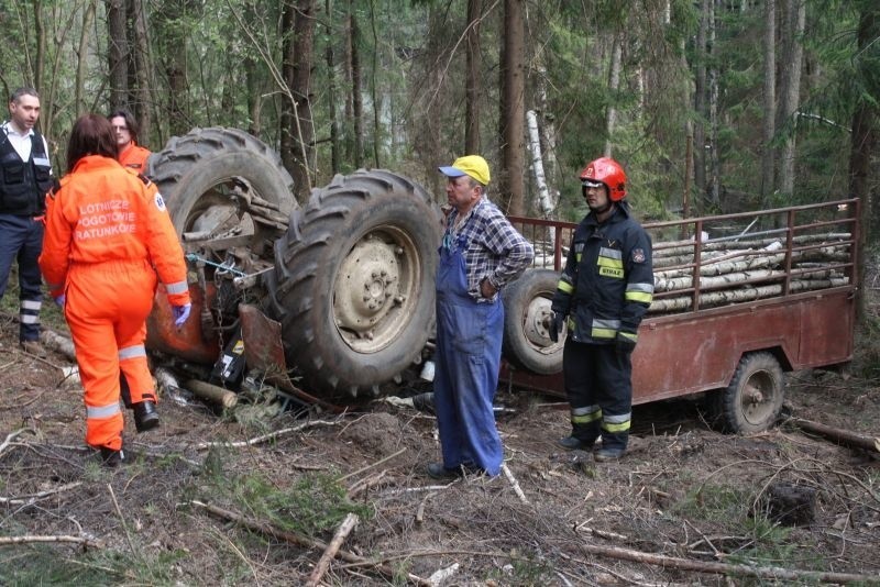 Wypadek pod Oleckiem. Ciągnik przygniótł mężczyznę