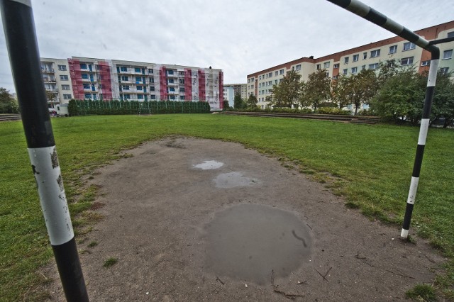 Boisko, choć faktycznie jest w kiepskim stanie, wciąż nosi wyraźne ślady użytkowania. Czy zastąpi je parking?