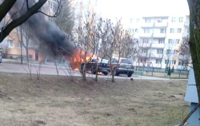 Do pożaru samochodów doszło na parkingu przy ulicy Renesansowej w Radomiu.