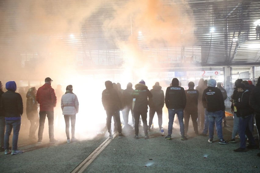 Zobacz kolejne zdjęcia. Przesuwaj zdjęcia w prawo - naciśnij...