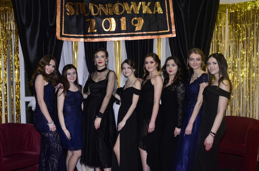 W całej Wielkopolsce trwają studniówki 2019. Na balach bawią...