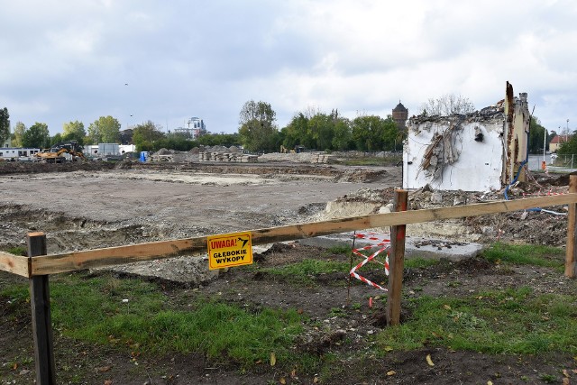 Dziura w ziemi w miejscu po Cieplaku, na miejscu pozostał tylko kawałek budynku