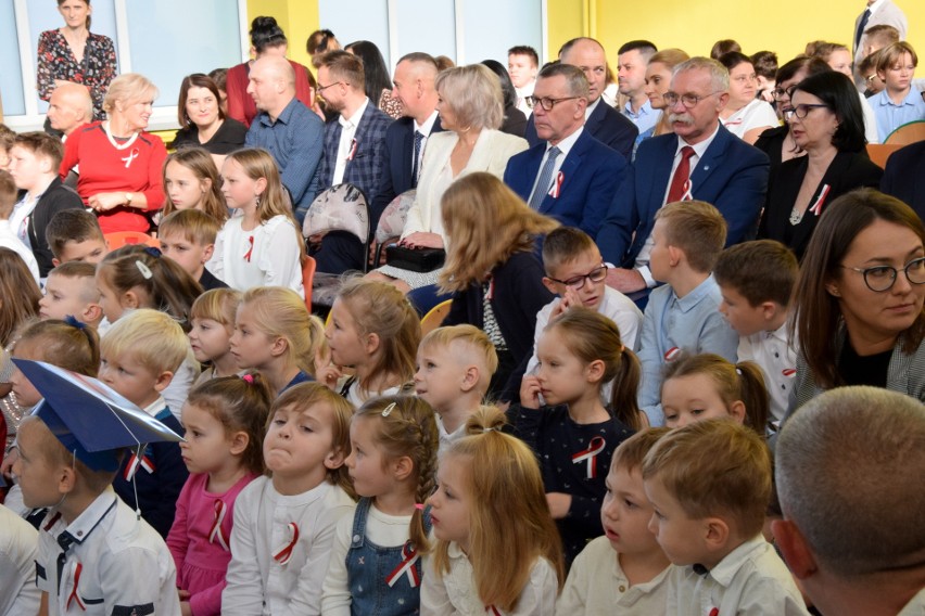Szkoła Podstawowa z Oddziałami Integracyjnymi i Dwujęzycznymi im. Marii Skłodowskiej-Curie w Mąchocicach Kapitulnych świętuje 200-lecieWIDEO
