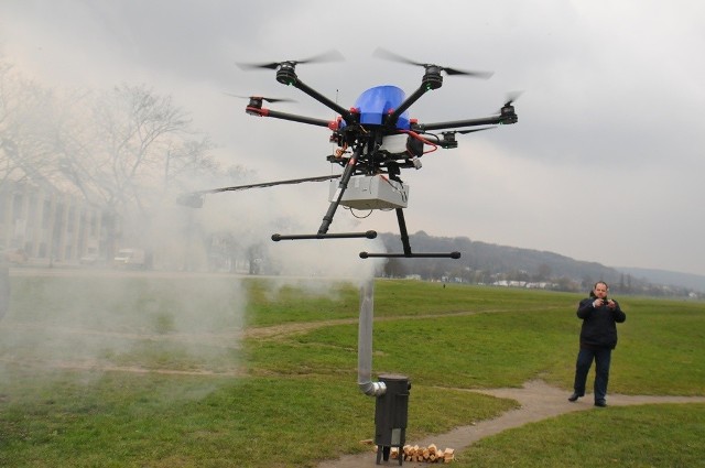 Dron, podlatując pod kłęby dymu, dzięki czujnikowi na wysięgniku sprawdza, czy piec opalany jest śmieciami