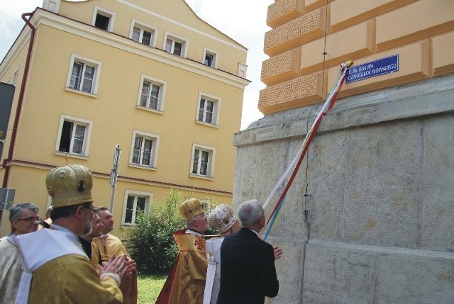 Ul. Kocyłowskiego w Przemyślu od kilku miesięcy budzi spore emocje. Nz. moment odsłonięcia tablicy z nazwą ulicy.