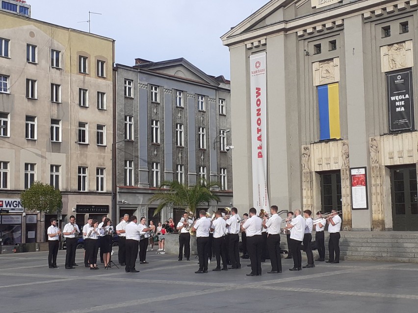 Występ Orkiestry Dętej Katowice i towarzyszących muzykom...