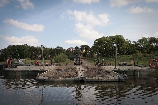 Saperzy z 17. Wielkopolskiej Brygady Zmechanizowanej rozpoczęli szkolenie poligonowe. Szlifują forsowanie przeszkód wodnych. 