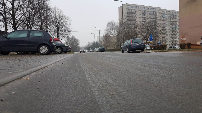 Gołoledź na drogach w Łodzi. Uwaga kierowcy i piesi! Bardzo śliskie drogi i chodniki, wiele kolizji, nie kursują autobusy [ZDJĘCIA]