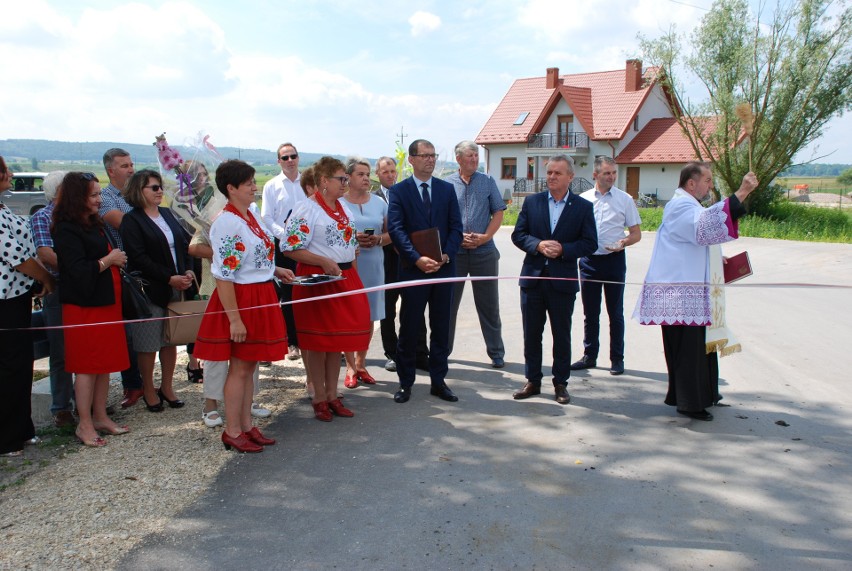 Blisko 900 metrów nowej szosy na pograniczy gmin Pińczów i Złota. Droga gminna Stara Zagość-Nieprowice otwarta [ZDJĘCIA]