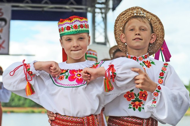 Podczas festiwalu Kids Fun Folk oklaskiwano nie tylko pełne ekspresji tańce, ale również piękne stroje i urodę tancerek 