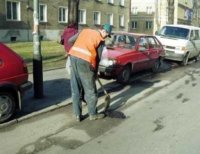 Łatanie dziur w jezdniach to prowizorka, wymuszona przez brak środków na remont dróg.