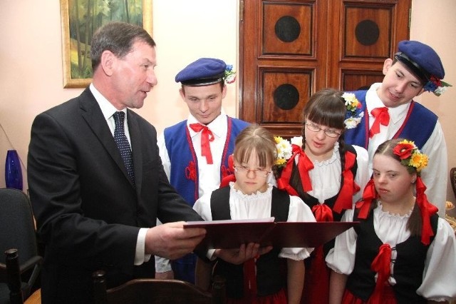 Henryk Milcarz, prezes Wodociągów Kieleckich pokazał dzieciom z zespołu Uśmiech treść umowy o objęciu ich mecenatem.