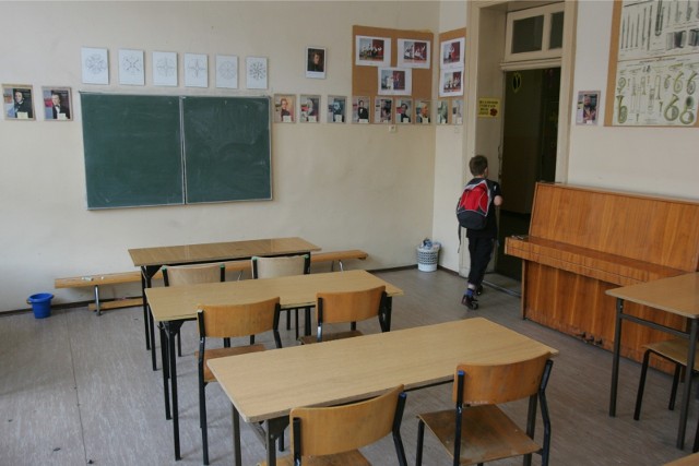 W niektórych szkołach klasy są wciąż puste, bo większośc nauczycieli pozostaje na zwolnieniach.
