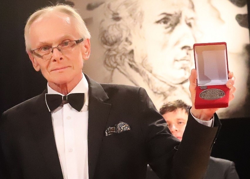 Stanisław Bawor, muzyk Radomskiej Orkiestry Kameralnej, odznaczony Medalem Bene Merenti Civitas Radomiensis. Zobacz zdjęcia