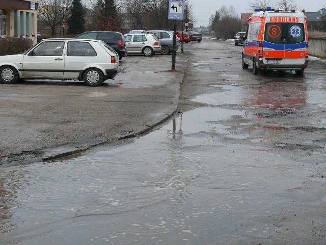 Tak wygląda droga dojazdowa do Izby Przyjęć na tyłach szpitala.