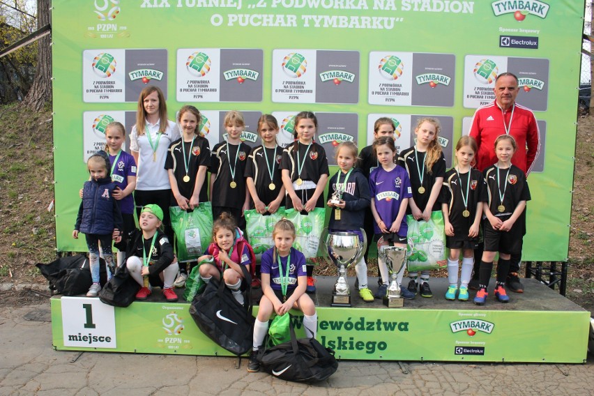 Zwycięskie drużyny Tarnovii U-8 i U-10 z trenerami