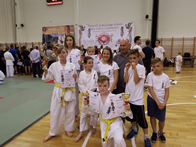 Najmłodsi reprezentanci Tarnobrzeskiego Klubu Kyokushin Karate uczestniczyli w turnieju, który rozegrany został w Wieliczce.