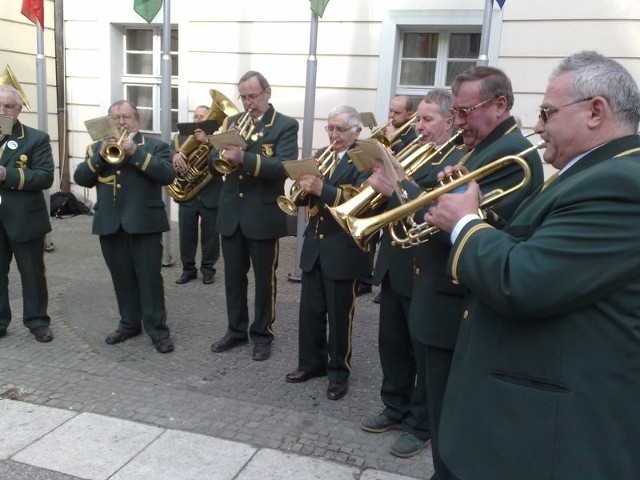 Orkiestra zastalowska przepięknie zagrała marsze żałobne