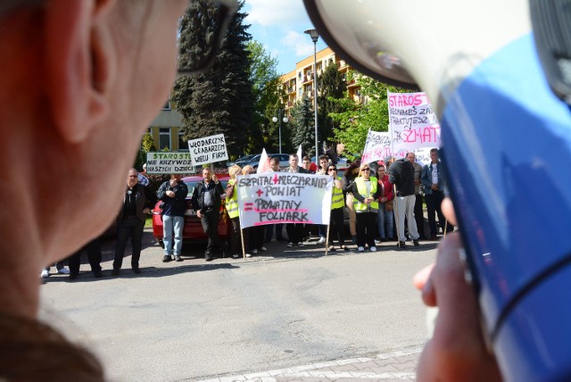 Pracownicy i właściciele firm protestowali przed starostwem powiatowym w Opatowie.