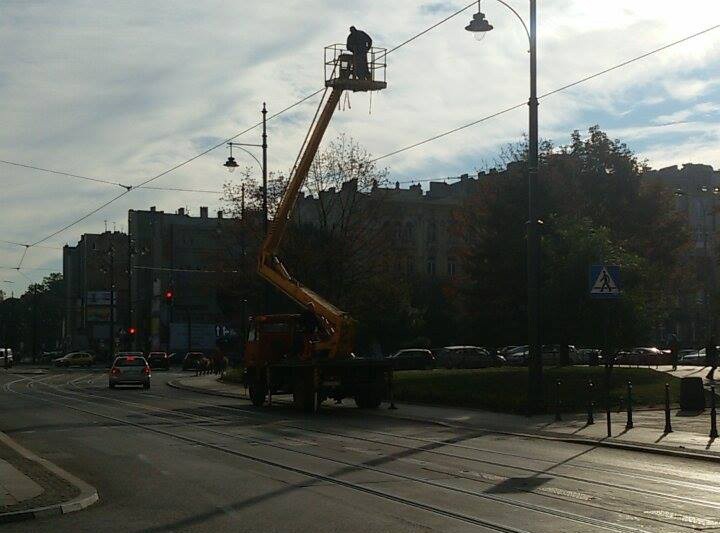 Wypadek na Narutowicza. Dźwig uszkodził znaki i słup trakcyjny [ZDJĘCIA]