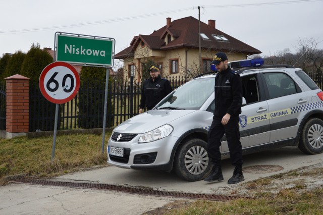 Strażnicy - Artur Bielski (z lewej) i Artur Dzierżak już od miesiąca po zmroku patrolują Niskową