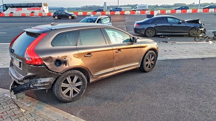 Kraków. Groźne zderzenie tuż za bramkami na A4