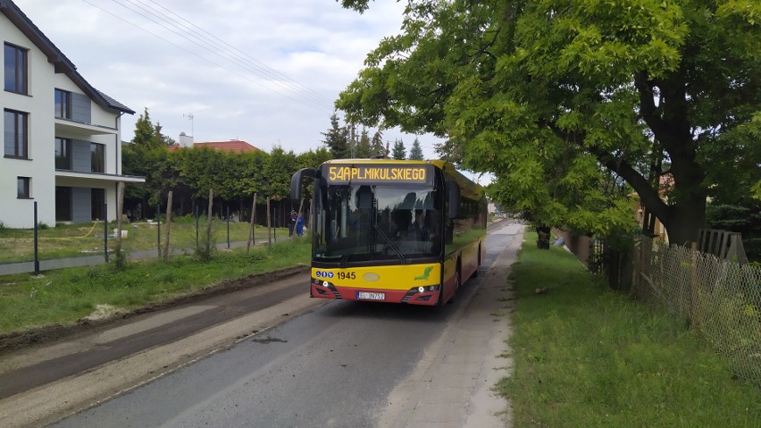 Kładą asfalt na ulicy Pomorskiej. Utrudnienia ZDJĘCIA