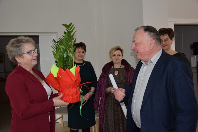 Od lewej Agnieszka Czarnecka, kierownik Środowiskowego Domu Samopomocy odbiera od w&oacute;jta Szymona Kołacza kwiatek na dobry początek.