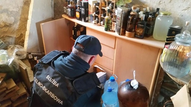 W mieszkaniu 40-latka znaleziono 30 kg tytoniu bez polskich znaków akcyzy, 78 litrów nielegalnego alkoholu oraz aparaturę do produkcji bimbru, a także narkotyki.