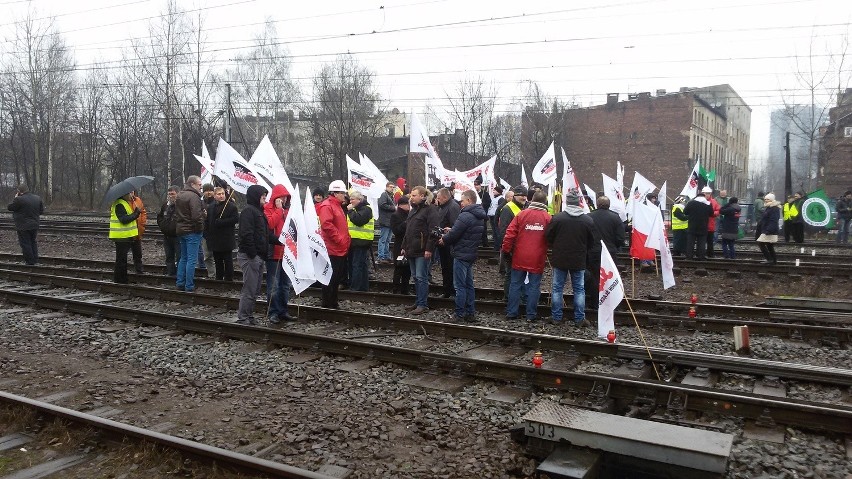 Związkowcy zablokowali tory w Katowicach. Pociągi stanęły