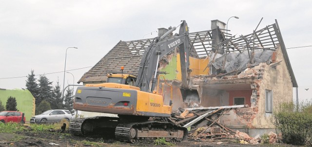 Pierwszy z przeznaczonych do wyburzenia budynków we wsi Stare Babki w kilkanaście minut padł pod ciosami potężnej koparki