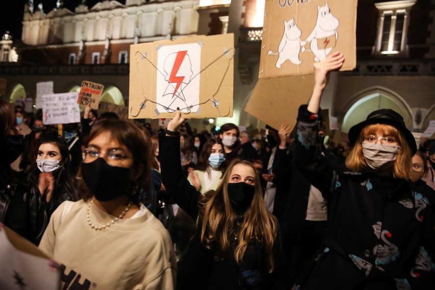 Protesty kobiet przybierają na sile. Niszczone są symbole katolickie [ZDJĘCIA]