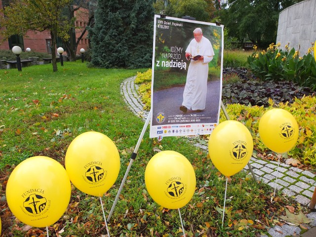 Fundacja papieska przeprowadza zbiórkę na placu Wolności.