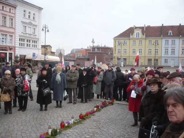 Prawie dwieście osób wzięło udział w uroczystości upamiętniającej katastrofę smoleńską