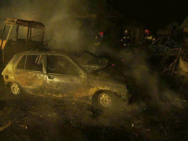 Pożar, który w nocy wybuchł w jednym z gospodarstw w gminie Waśniów strawił dwa samochody osobowe i ciągnik rolniczy.