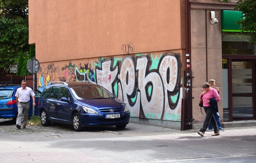 Nielegalne graffiti na ścianie bloku przy ul. Chopina