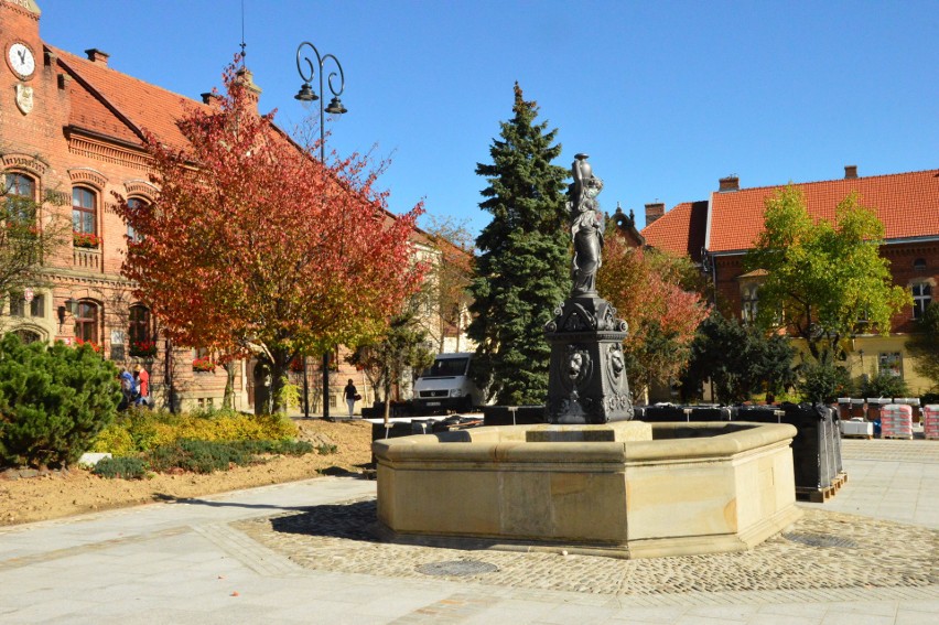 Rynek w Myślenicach ze słynną studnią "Tereską"