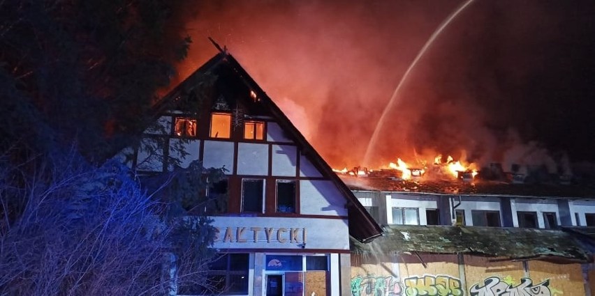 Pożar Zajazdu Bałtyckiego w Ustce. Ogień widać z odległości...